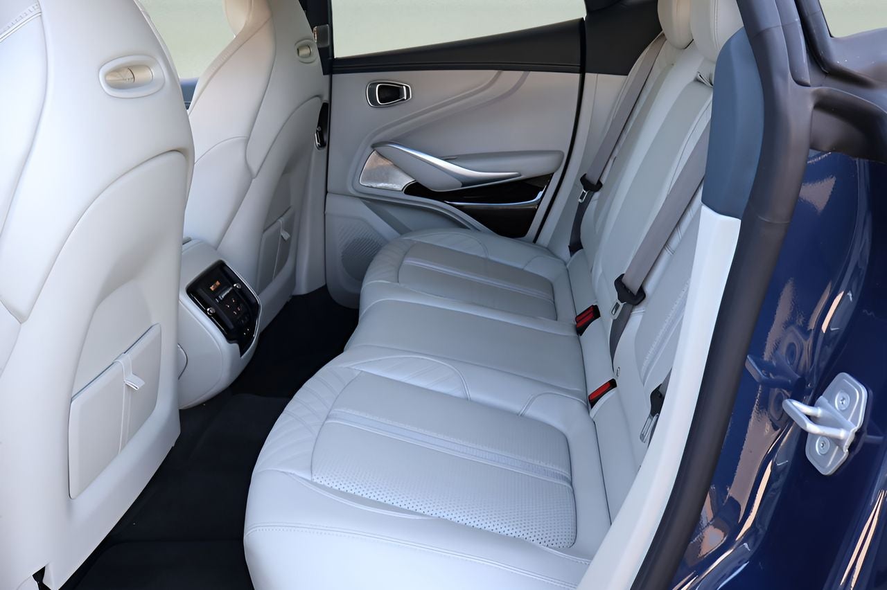 2025 Aston Martin DBX 707