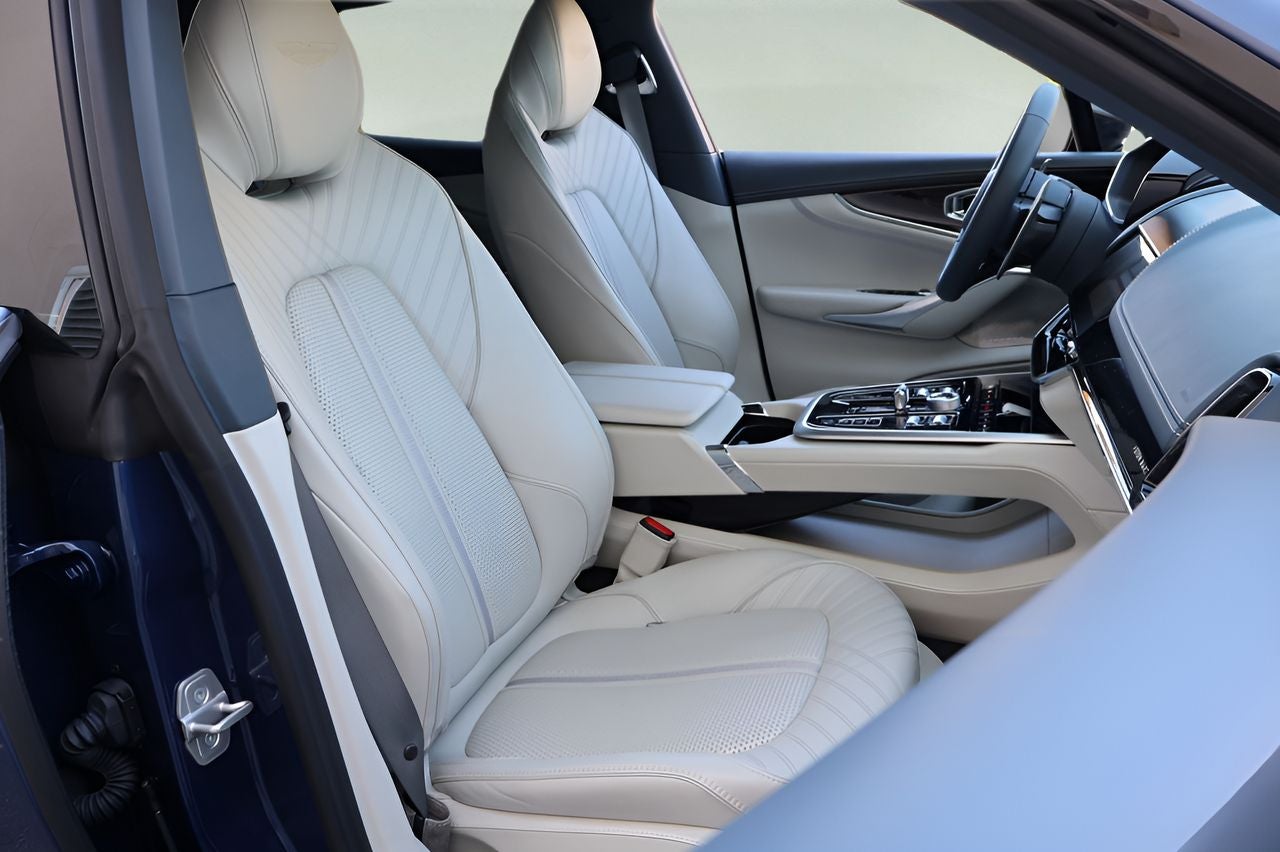 2025 Aston Martin DBX 707