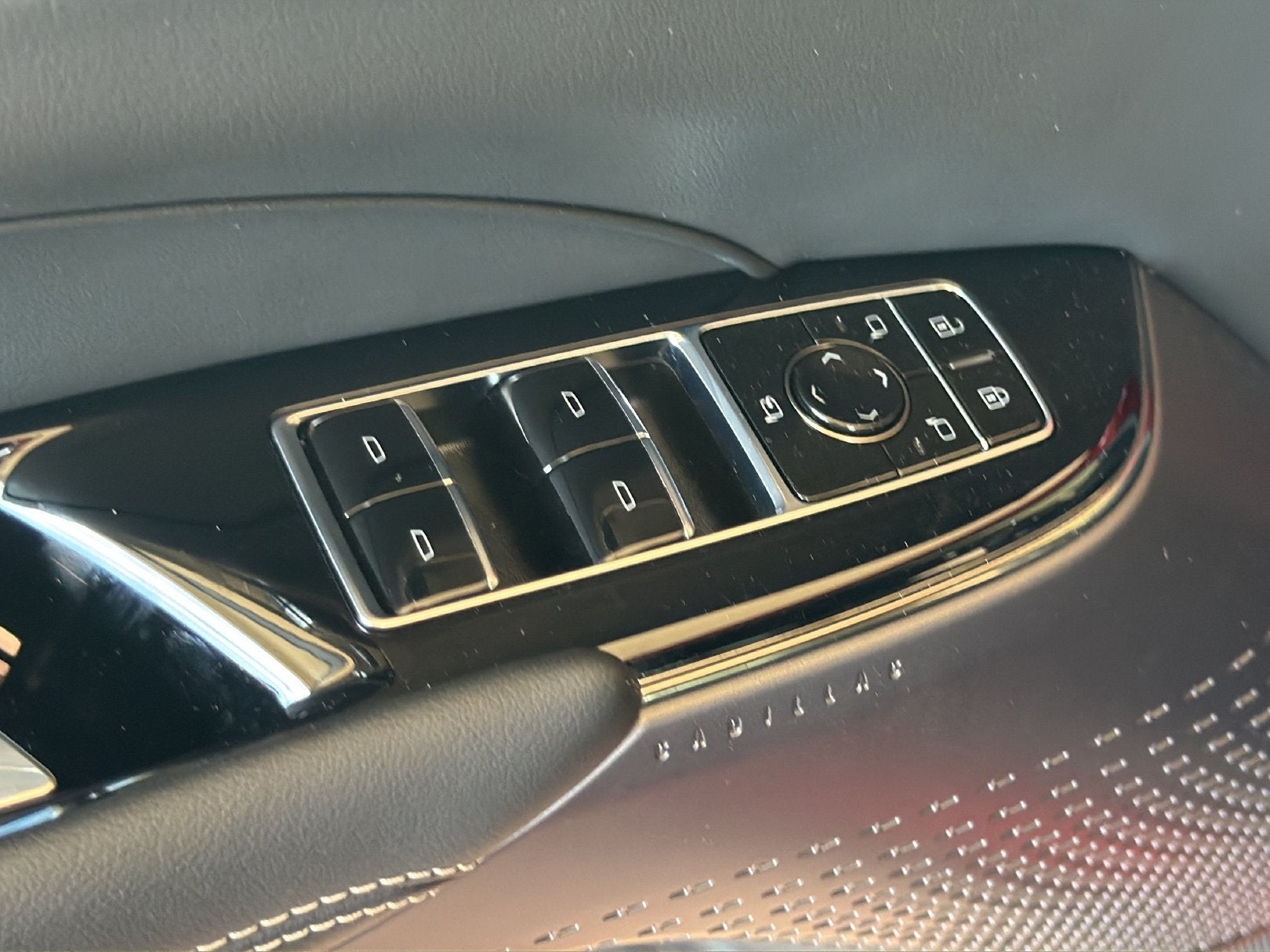 2025 Cadillac LYRIQ Luxury 1
