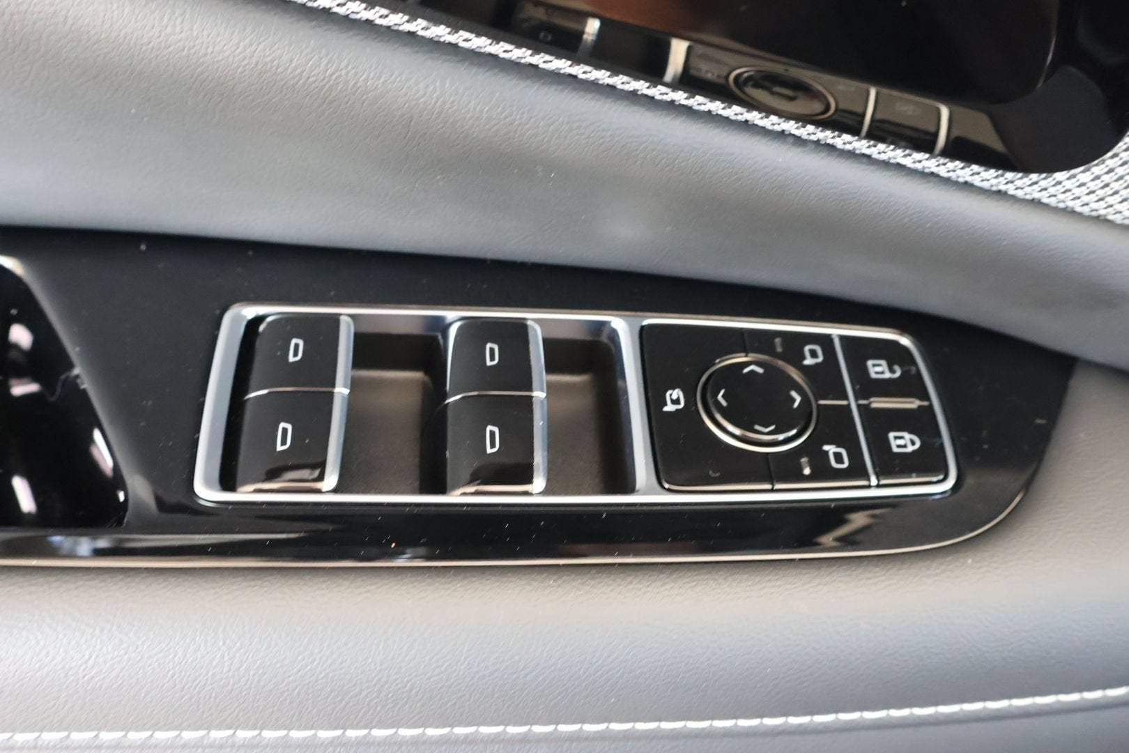 2025 Cadillac OPTIQ Luxury 2
