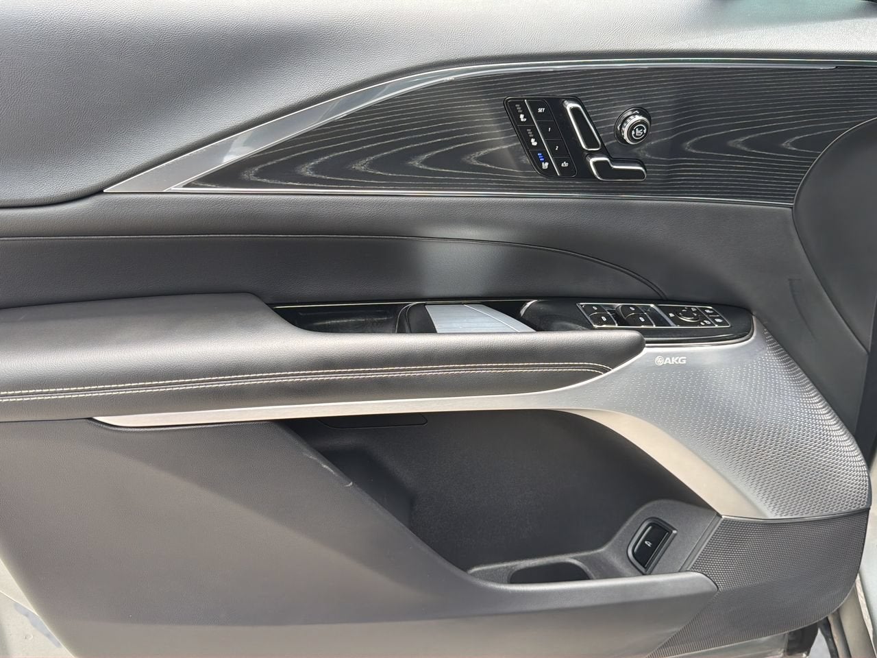 2024 Cadillac LYRIQ Luxury 2