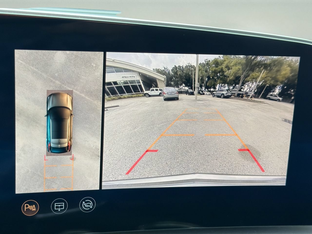 2024 Cadillac LYRIQ Luxury 2