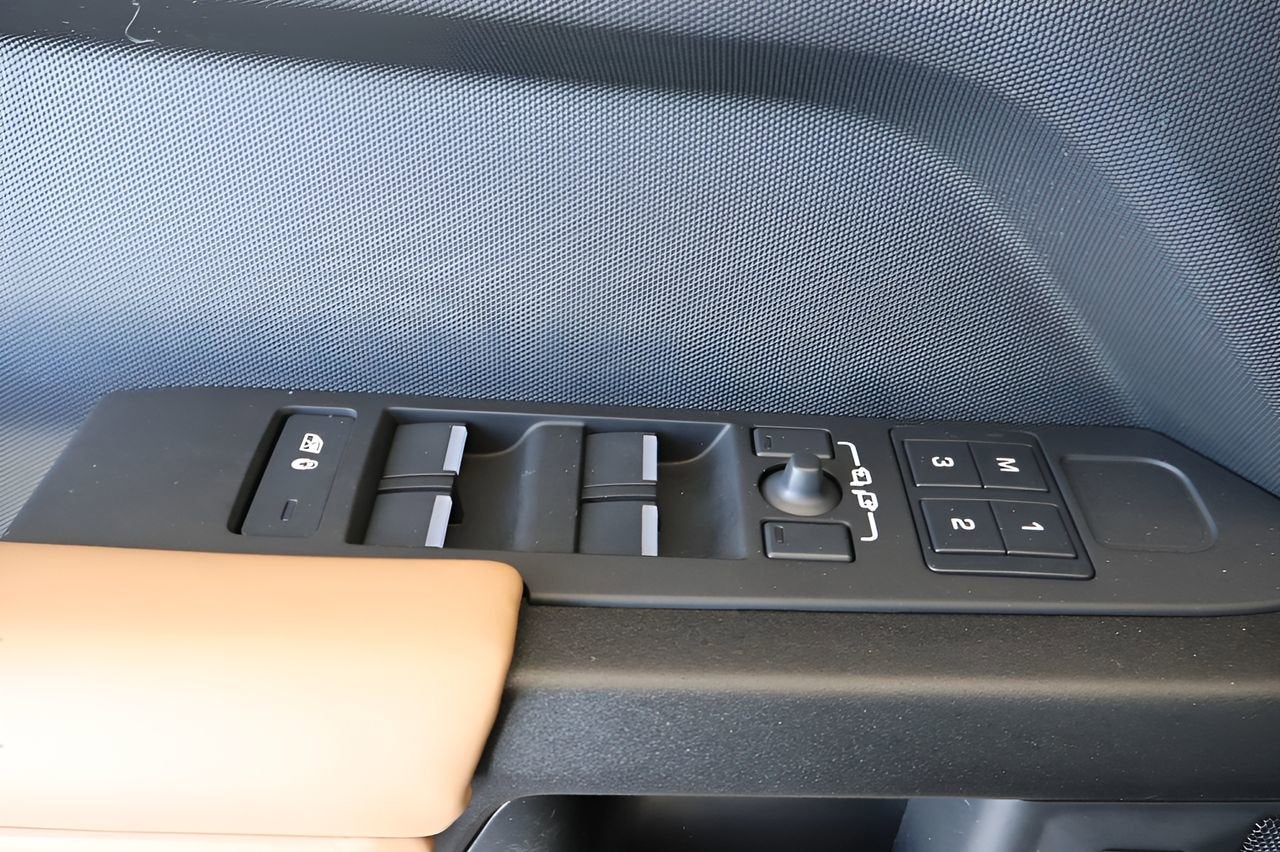 2025 Land Rover Defender V8