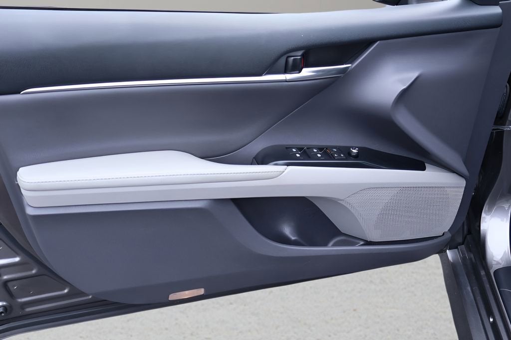 2020 Toyota Camry Hybrid XLE